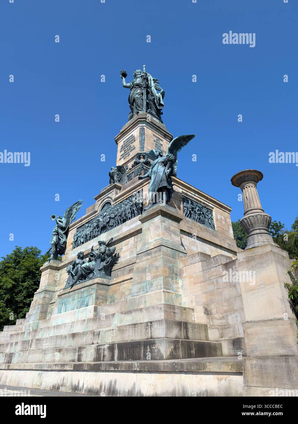 Das Niederwalddenkmal in Rüdesheim am Rhein erinnert an die Vereinigung Deutschlands mit der Germania-Statue. Stockfoto