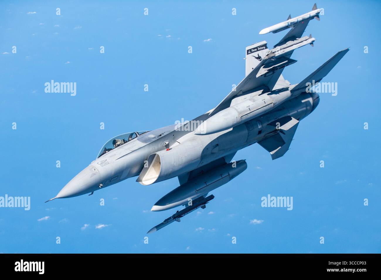 Ein F-16-Kampffalke der US Air Force, der dem 177th Fighter Wing zugeordnet ist, startet, nachdem er von einem KC-135 Stratotanker mit dem 121st Air Refu betankt wurde Stockfoto