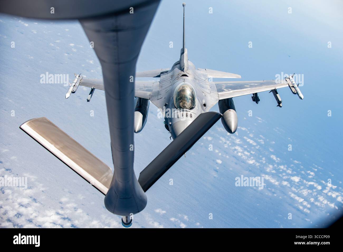 Ein Stratotanker der U.S. Air Force KC-135 mit dem 121st Air Betanking bereitet sich darauf vor, einen F-16 Kampffalken aufzutanken, der dem 177th Fighter Wing zugeordnet ist Stockfoto