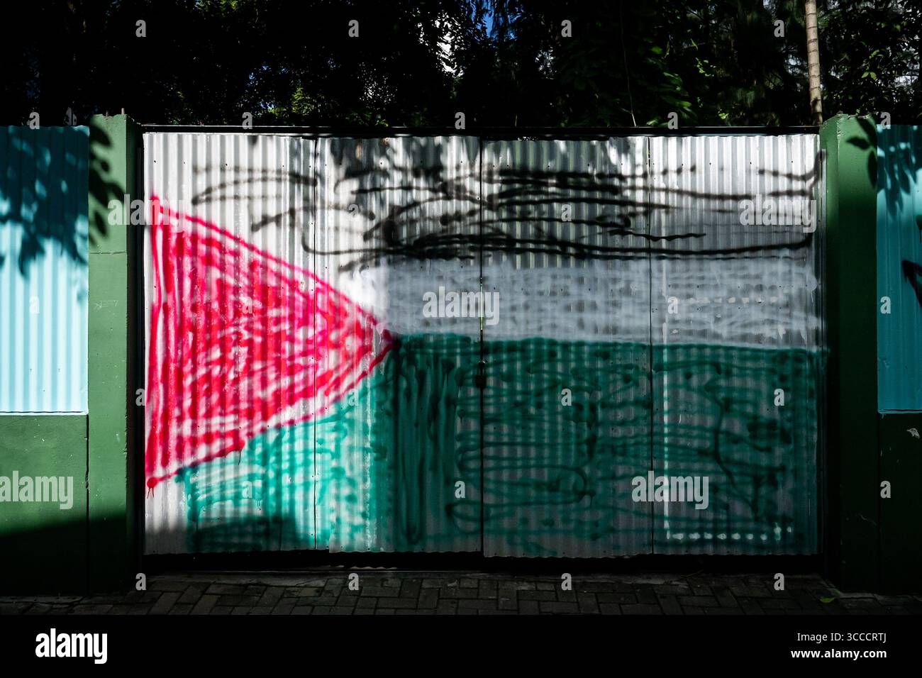 4. Dezember 2023, Bangkok, MalÃ, Malediven: Eine palästinensische Flagge ist auf der Straße in Malà gemalt. Das tägliche Leben in MalÃ, Malediven, der Hauptstadt des Inselstaates im Indischen Ozean, deren Wirtschaft stark vom Tourismus abhängt. Die Bevölkerung des Landes umfasst viele ausländische Staatsangehörige, die aus Nationen weltweit arbeiten, darunter die Philippinen, Myanmar, Sri Lanka und Indien. die Bevölkerung ist überwiegend muslimisch. (Kreditbild: © Matt Hunt/ZUMA Press Wire) Stockfoto