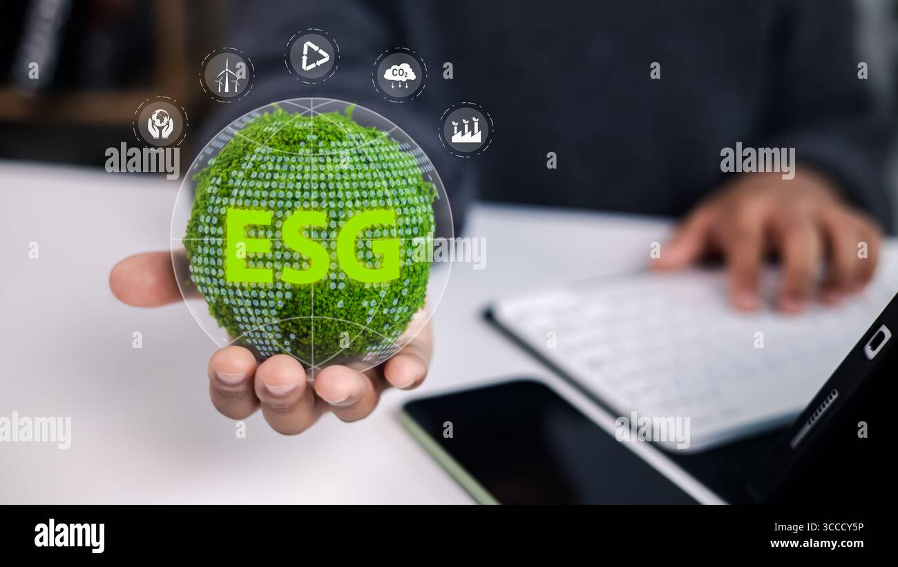 Hand mit grünem Globus mit ESG-Text, umgeben von Symbolen für Windenergie, Baumpflanzung, CO2-Reduzierung und Geschäftswachstum, die Nachhaltigkeit symbolisieren Stockfoto