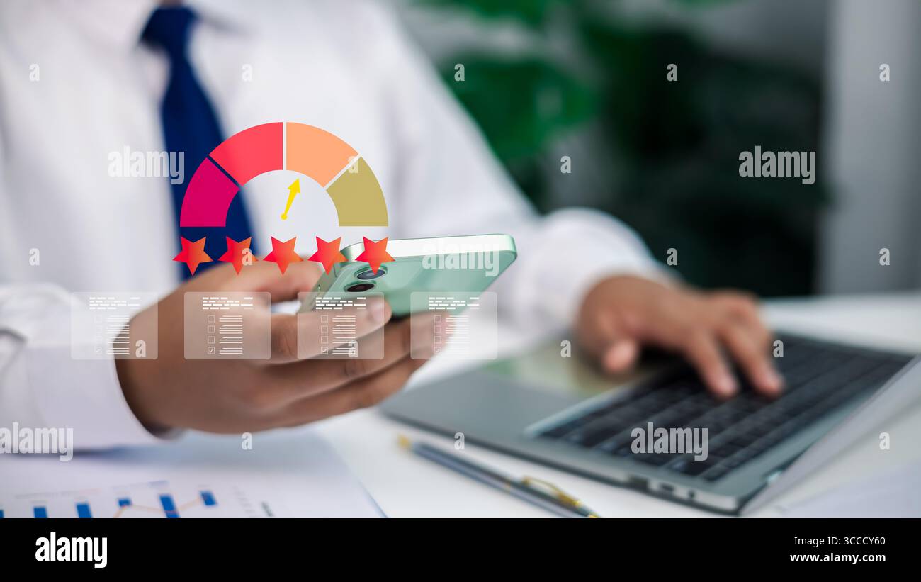 Bewertung der Kundenzufriedenheit und der Geschäftsqualität. Geschäftsmann gibt fünf-Sterne-Bewertung und positives Feedback zu Smartphone, Laptop und Leistungsanzeige Stockfoto
