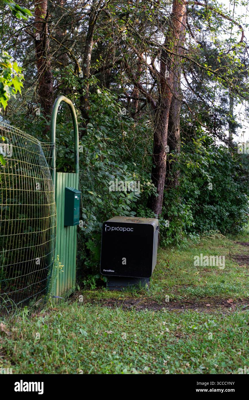 Private Smart-Paketbox von ParcelSea und Picapac, die außerhalb von Wohnhäusern installiert ist. Stockfoto