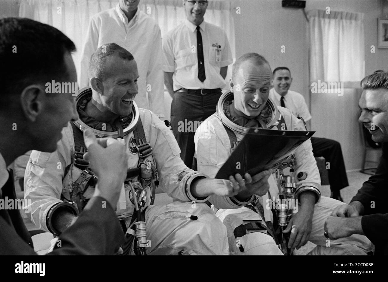 (19. August 1965) --- die Astronauten Charles Conrad Jr. (rechts) und L. Gordon Cooper Jr. während der Vorbereitung vor dem Gemini-5-Raumflug. Stockfoto