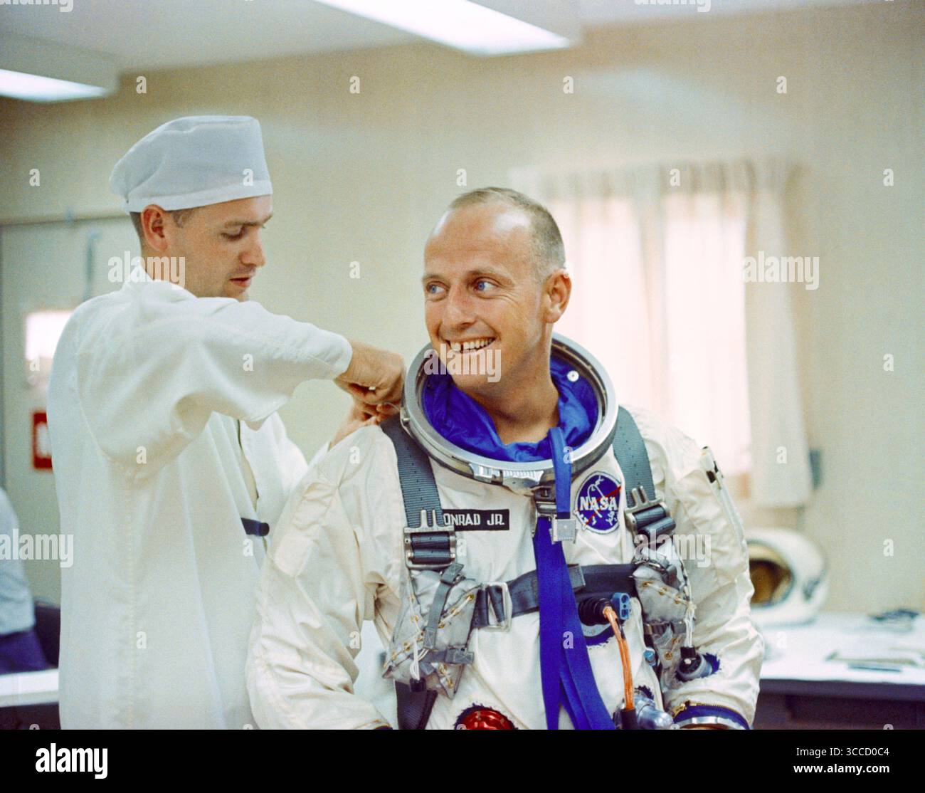(12. Juli 1965) --- Astronaut Charles Conrad Jr. erhält Unterstützung mit seinem Druckanzug bei der Vorbereitung auf den Gemini-5-Raumflug auf Pad 16, Cape Kennedy, Florida. Stockfoto