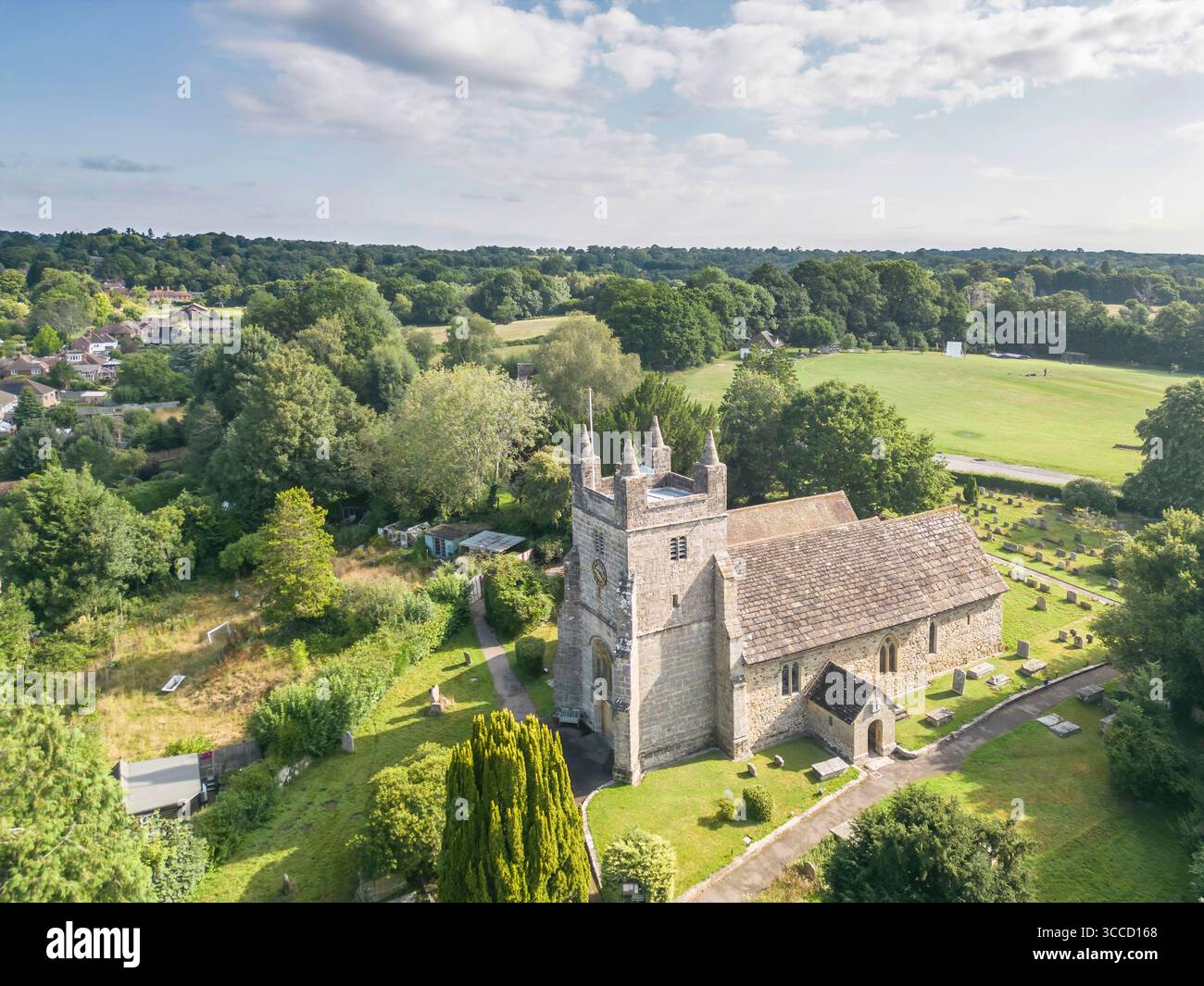 Aus der Vogelperspektive der St. Mary Magdalene Kirche in Bolney West Sussex, die um 1100 erbaut wurde Stockfoto