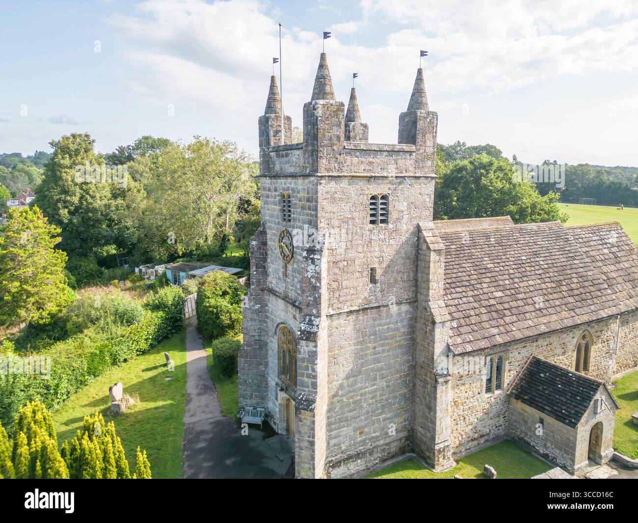 Aus der Vogelperspektive der St. Mary Magdalene Kirche in Bolney West Sussex, die um 1100 erbaut wurde Stockfoto
