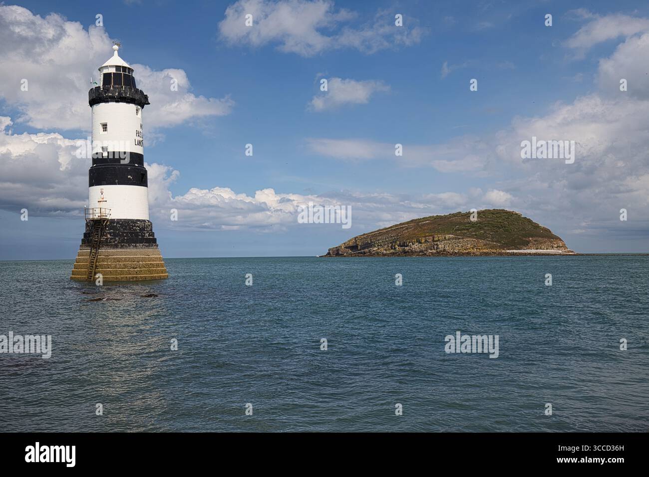 Penmon Lighthouse und Puffin Island, Anglesey, Nordwales, Großbritannien Stockfoto