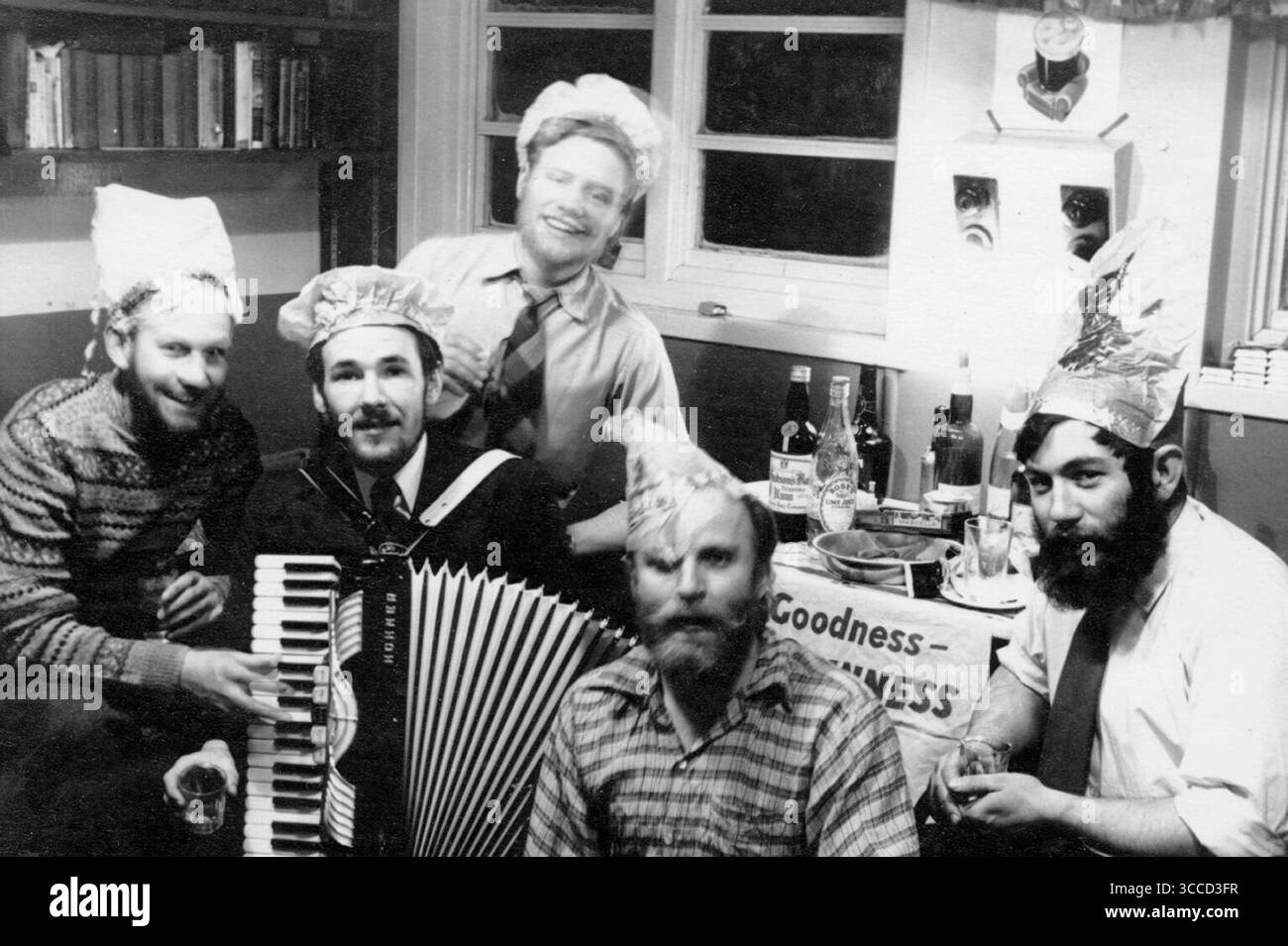 Foto des undatierten Handouts, herausgegeben von British Antarctic Survey von Dennis Bell (rechts) weihnachtsfeiern mit Kollegen von Admiralty Bay Station, ca. 1958. Die Überreste eines britischen Meteorologen, der vor mehr als 65 Jahren in der Antarktis starb, wurden in einem schmelzenden Gletscher entdeckt, so die British Antarctic Survey (BAS). Dennis 'Tink' Bell, 25 Jahre alt, starb am 26. Juli 1959, nachdem er eine Gletscherspalte in der Admiralty Bay auf King George Island heruntergefallen war. Ein Team der Polnischen Antarktisstation Henryk Arctowski fand seine Überreste zwischen Felsen, die am 19. Januar dieses Jahres von einem Gletscher freigelegt wurden Stockfoto