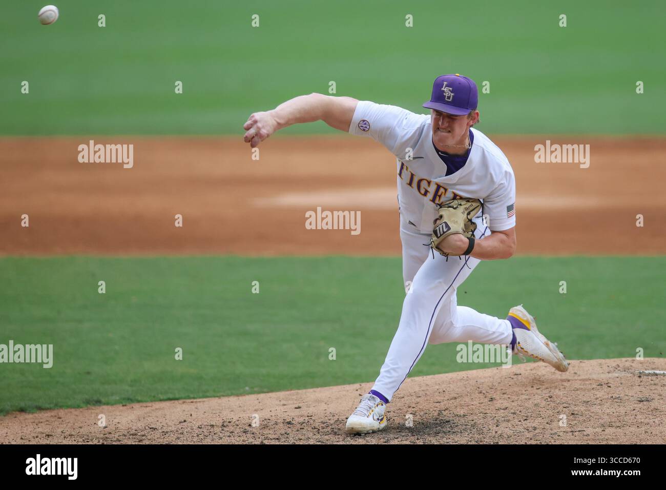 4. Juni 2023: Der LSU Pitcher Thatcher Hurd (26) liefert während der NCAA Baseball Regional Action zwischen den Oregon State Beavers und den LSU Tigers im Alex Box Stadium, Skip Bertman Field in Baton Rouge, LA, ein Pitch auf die Platte. Jonathan Mailhes/CSM (Kreditbild: © Jonathan Mailhes/CSM via ZUMA Press Wire) Stockfoto
