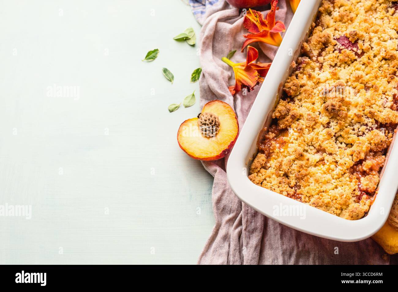 Lecker Pfirsich dessert Bröckeln im Backblech auf hellen Hintergrund, Ansicht von oben. Kopieren Sie Raum für Ihr Design oder Ihre Rezeptur Stockfoto