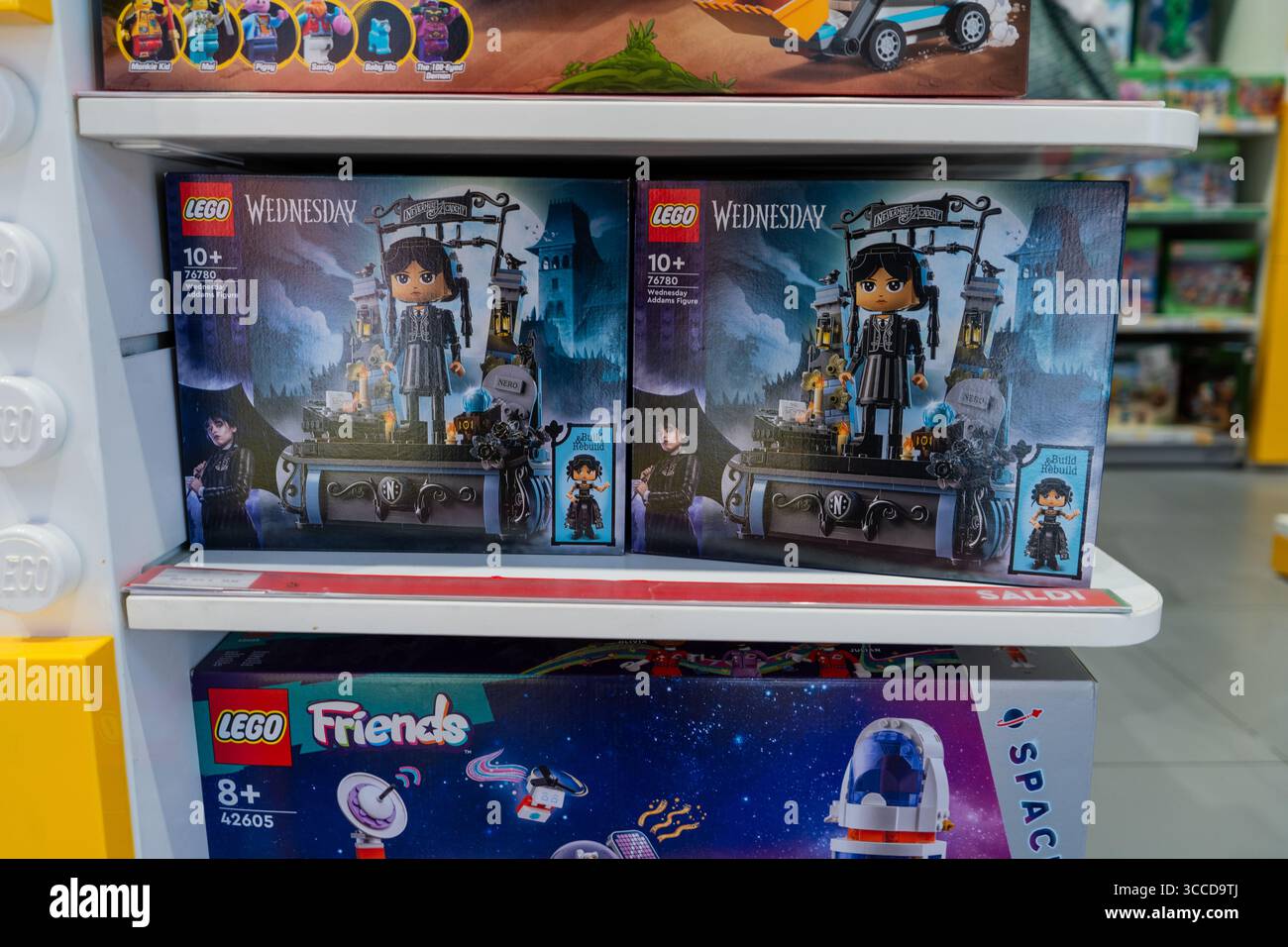 Boxen mit Konstruktionssets auf Lego-Regalregal. Schau dir Mittwoch Lego Spielzeug an. Italien, Mailand - 17. Juli 2025 Stockfoto