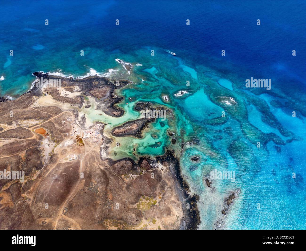 Atemberaubender Blick aus der Vogelperspektive auf das türkisfarbene Wasser und die vulkanische Landschaft der isla de lobos, einem geschützten Naturpark in der Nähe von fuerteventura auf der kanarischen Insel Stockfoto