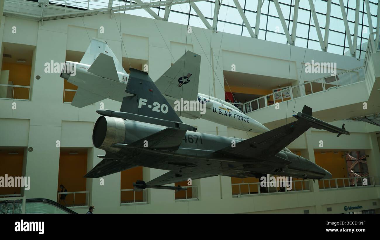 Northrop F-20 Tigershark und US Air Force Düsenflugzeuge hängen von der Decke in einem Museum in den USA Stockfoto