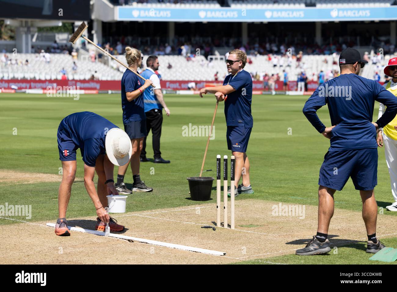 Groundsmen und Frauen bei Lord's bereiten die Spielfläche im „Home of Cricket“ während des 3. Tests gegen Indien im Juli 2025 vor Stockfoto