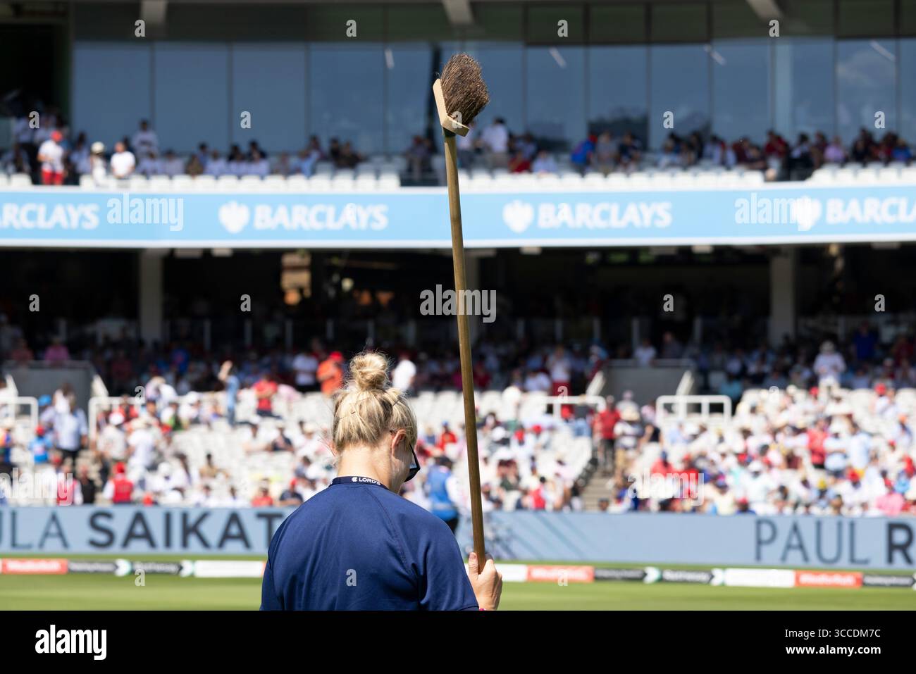 Groundsmen und Frauen bei Lord's bereiten die Spielfläche im „Home of Cricket“ während des 3. Tests gegen Indien im Juli 2025 vor Stockfoto