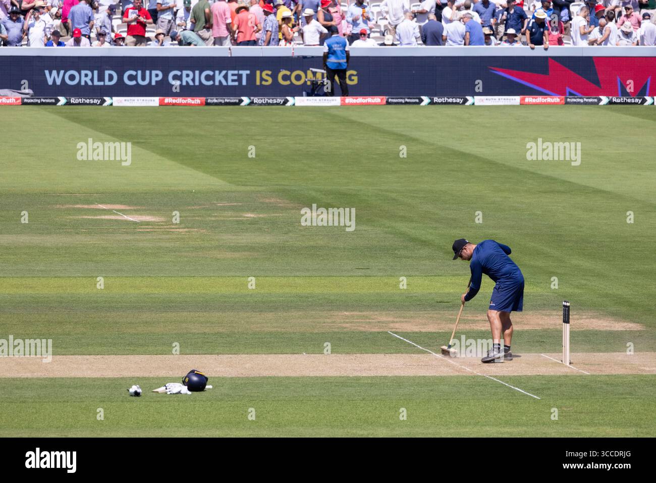Groundsmen und Frauen bei Lord's bereiten die Spielfläche im „Home of Cricket“ während des 3. Tests gegen Indien im Juli 2025 vor Stockfoto