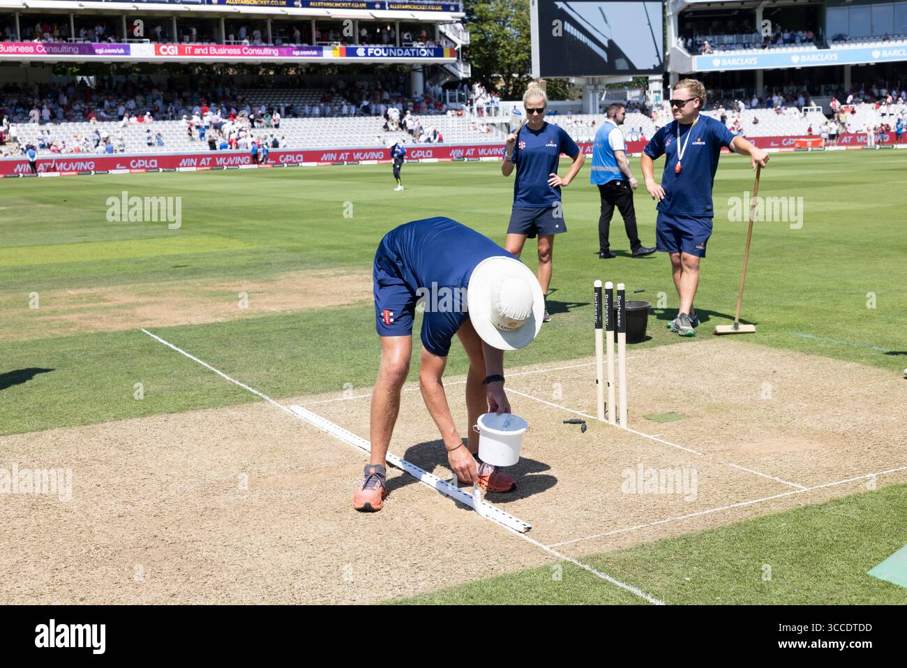 Groundsmen und Frauen bei Lord's bereiten die Spielfläche im „Home of Cricket“ während des 3. Tests gegen Indien im Juli 2025 vor Stockfoto