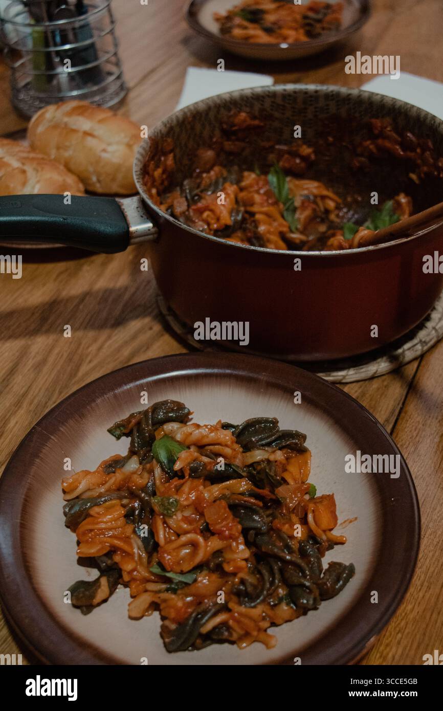 Pasta-Mahlzeit auf Holztisch Stockfoto