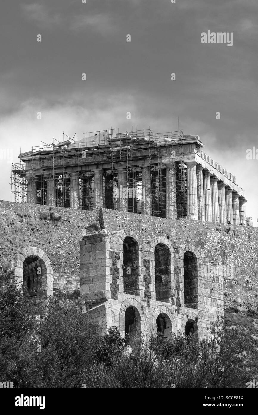 Blick auf den Parthenon auf der Akropolis, Athen, Griechenland, von Dionysiou Areopagitou, einer berühmten Fußgängerzone und Wahrzeichen. Stockfoto