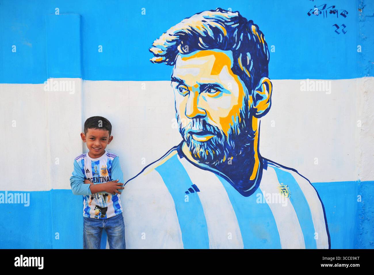 8. Dezember 2022, Sylhet, Bangladesch: 8. Dezember 2022 Sylhet-Bangladesch: Argentinien-Fans posieren auf der Straße von Sylhet, vor dem Gemälde Graffiti von DIEGO MARADONA und LIONEL MESSI von Argentinien. Bangladesch, ein solches Land, das nie für eine Fußball-Weltmeisterschaft qualifiziert wurde, aber große Liebe zum Fußball hat und riesige Fans sowohl für Argentinien als auch für Brasilien hat. (Bild: © MD Rafayat Haque Khan/ZUMA Press Wire) Stockfoto