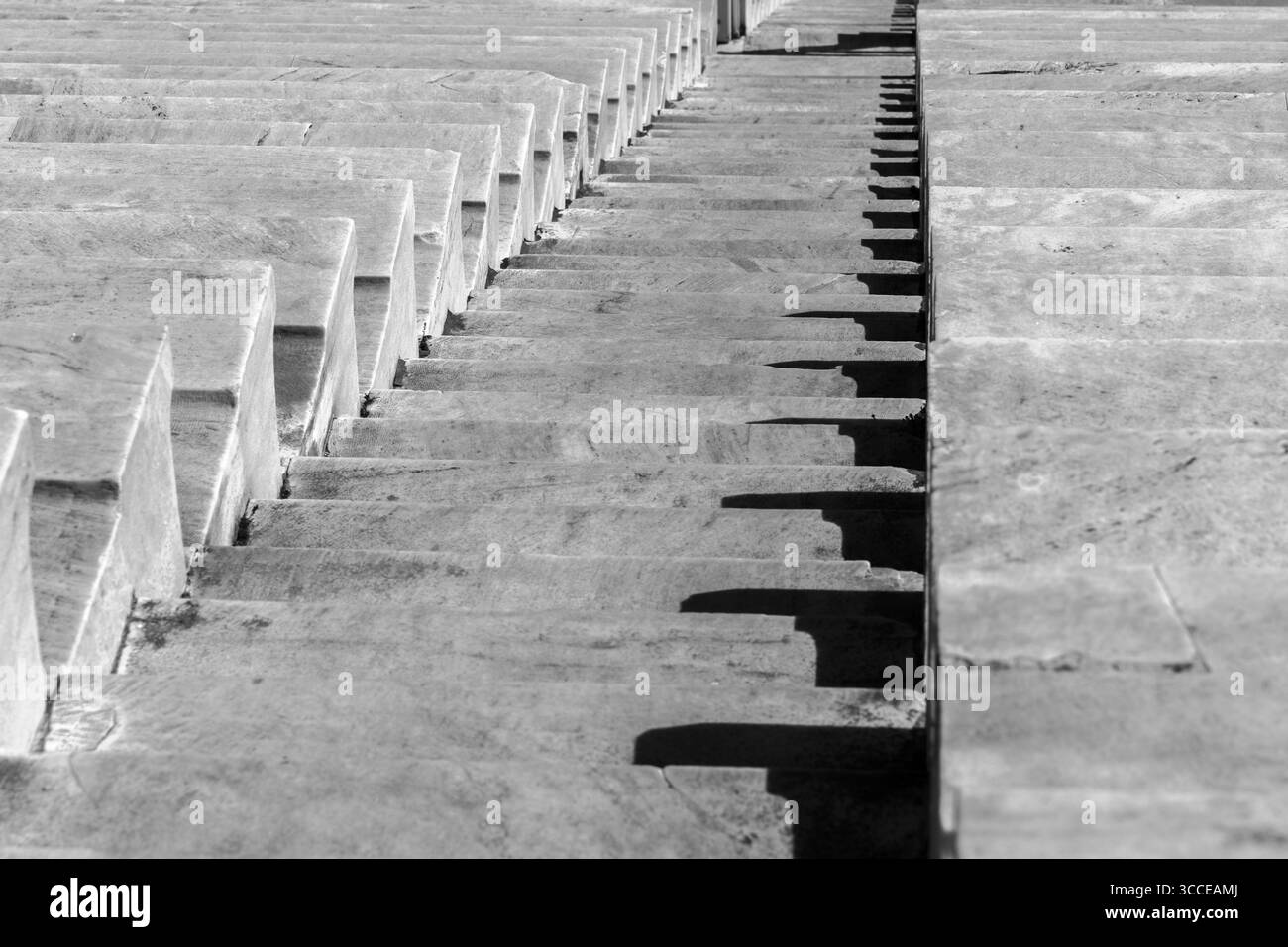 Blick hinunter auf die Marmorstufen des historischen Panathenaic-Stadions in Athen, Griechenland, ein Wahrzeichen der ersten modernen Olympischen Spiele. Stockfoto