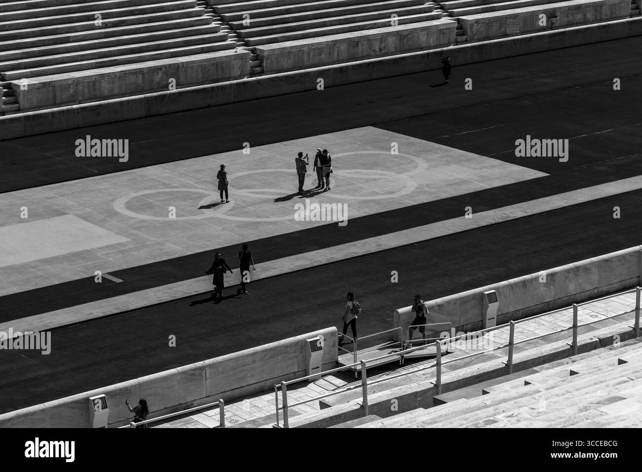 Eine Familie macht Selfies in der historischen Arena des Panathenaic Stadions in Athen, Griechenland, einem berühmten Wahrzeichen der ersten modernen Olympischen Spiele. Stockfoto