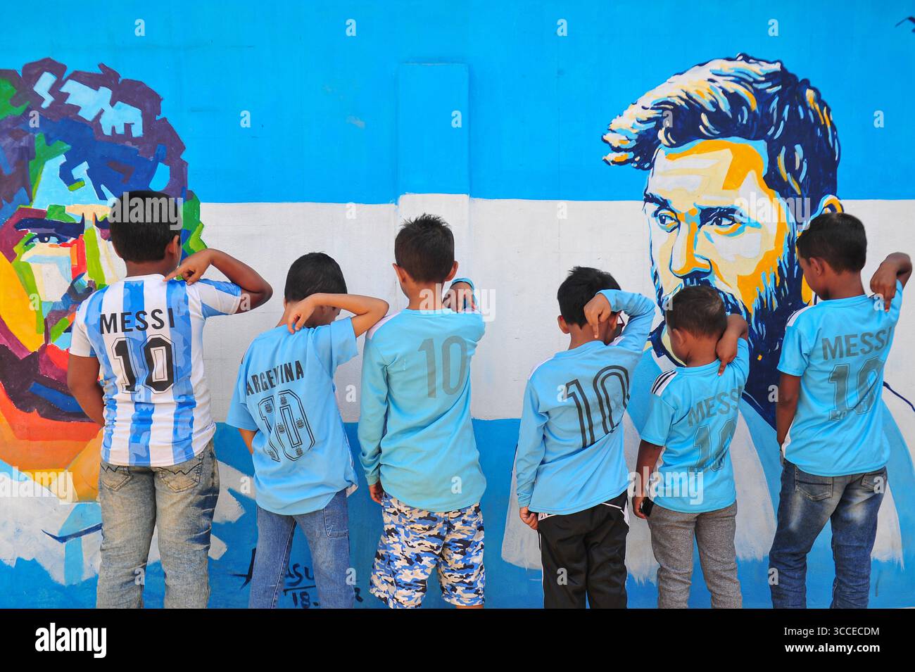 8. Dezember 2022, Sylhet, Bangladesch: 8. Dezember 2022 Sylhet-Bangladesch: Argentian Massi-Fans posieren auf der Straße von Sylhet, vor dem Gemälde Graffiti von DIEGO MARADONA und LIONEL MESSI von Argentinien. Bangladesch, ein solches Land, das nie für eine Fußball-Weltmeisterschaft qualifiziert wurde, aber große Liebe zum Fußball hat und riesige Fans sowohl für Argentinien als auch für Brasilien hat. (Bild: © MD Rafayat Haque Khan/ZUMA Press Wire) Stockfoto