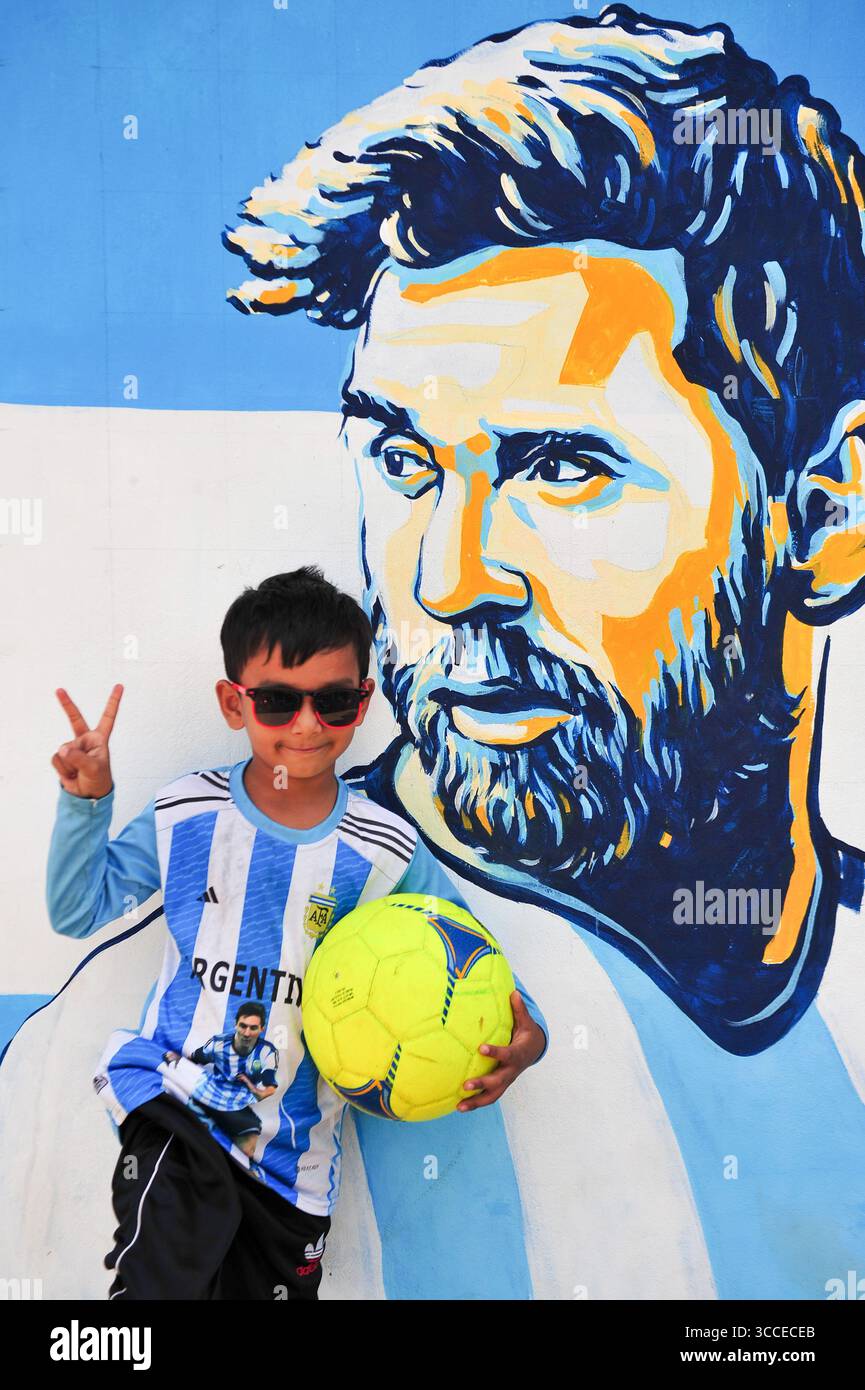 8. Dezember 2022, Sylhet, Bangladesch: 8. Dezember 2022 Sylhet-Bangladesch: Argentinien-Fans posieren auf der Straße von Sylhet, vor dem Gemälde Graffiti von DIEGO MARADONA und LIONEL MESSI von Argentinien. Bangladesch, ein solches Land, das nie für eine Fußball-Weltmeisterschaft qualifiziert wurde, aber große Liebe zum Fußball hat und riesige Fans sowohl für Argentinien als auch für Brasilien hat. (Bild: © MD Rafayat Haque Khan/ZUMA Press Wire) Stockfoto