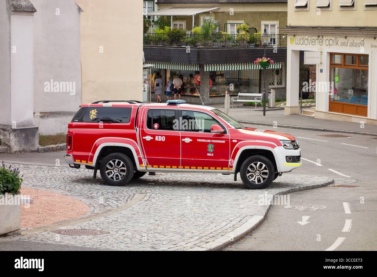 Melk, Österreich - 30. Juli 2021: Roter Volkswagen Amarok-Abholwagen der Feuerwehr in Melk, Österreich Stockfoto