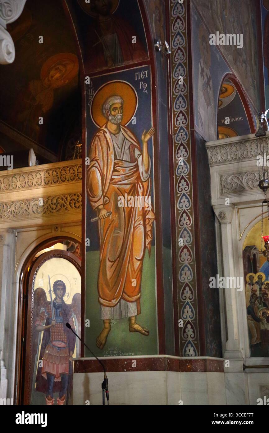 Ikone des Apostels St. Peter mit Ikone des Erzengels Michael dahinter in der Himmelfahrt der griechisch-orthodoxen Kirche Maria Voula Griechenland Stockfoto Ikone des Apostels St. Peter mit Ikone des Erzengels Michael dahinter in der Himmelfahrt der griechisch-orthodoxen Kirche Maria Voula Griechenland Stockfoto