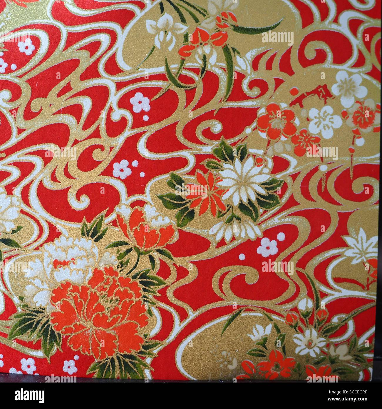 Traditionelles japanisches Kimono-Blumendesign in Rot und Gold Stockfoto