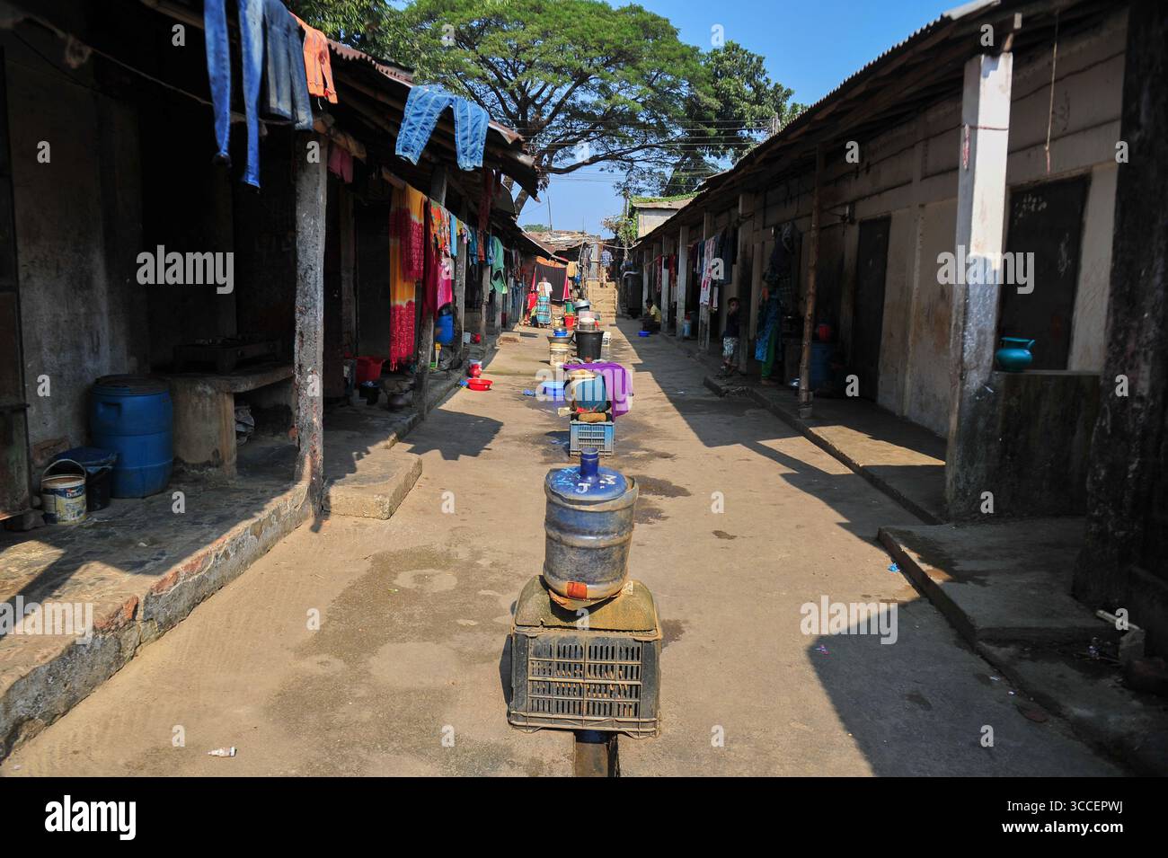 13. Dezember 2022: Dez 13,2022 in Sylhet-Bangladesch: Selbst hergestellter Wasserfilter wird zur Wasserreinigung aufbewahrt. Viele Familien verwenden Koch- und Trinkwasser in Filtern aus Sand und Kieselsteinen im Küstengebiet Ferighat Surma in Kadamtali in Sylhet. Aufgrund unregelmäßiger Überschwemmungen in den letzten Jahren herrscht aufgrund des Vorhandenseins von Eisen im Rohrbrunnenwasser in diesem Gebiet entlang des Flussufers ein Mangel an Trinkwasser, wodurch Menschen mit niedrigem und niedrigem Einkommen Wasser mit selbstgemachten Filtern reinigen. (Bild: © MD Rafayat Haque Khan/ZUMA Press Wire) Stockfoto