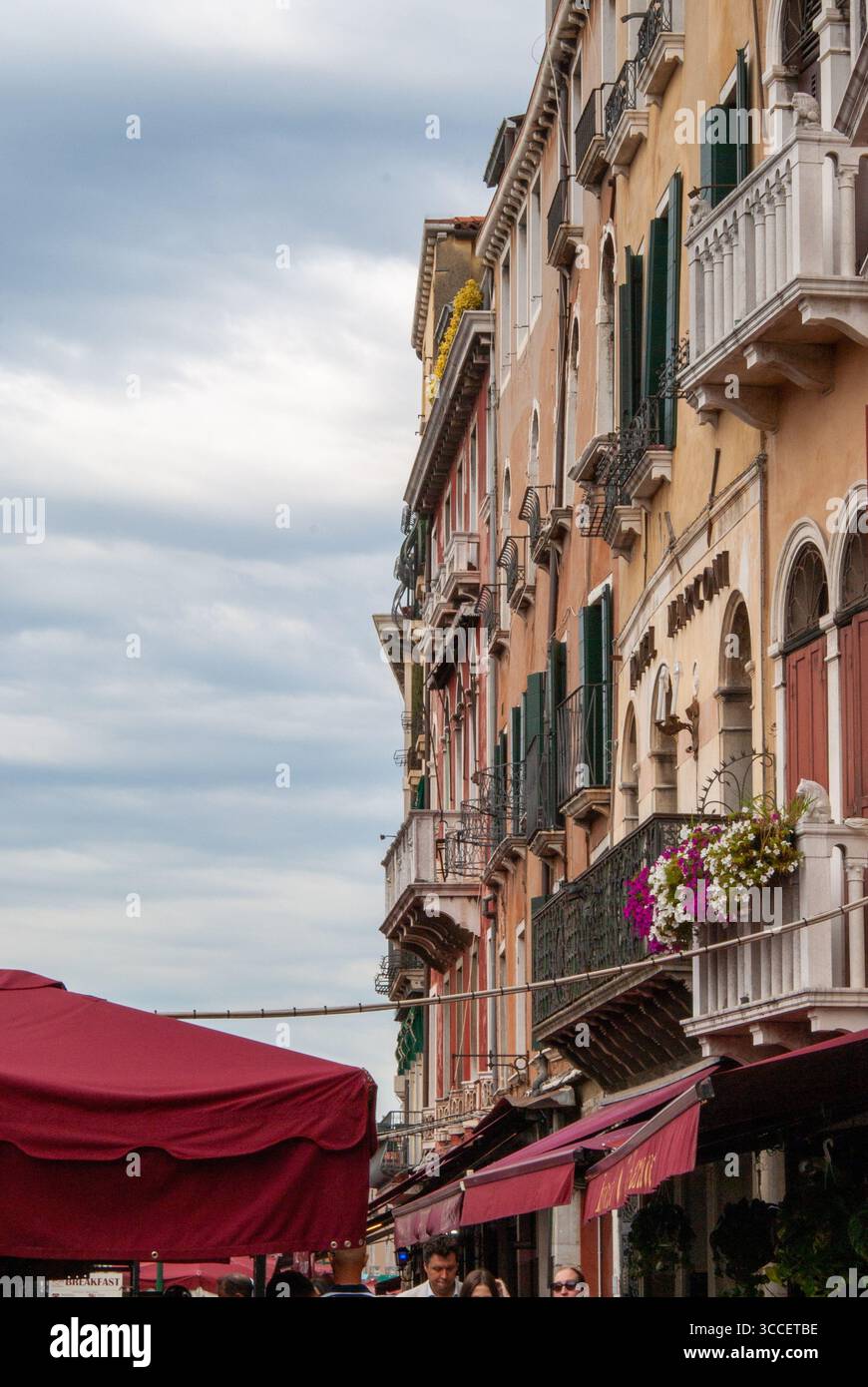Canal Grande Venedig, Restaurants und historische Gebäude von Rialto, italienische Architektur Stockfoto