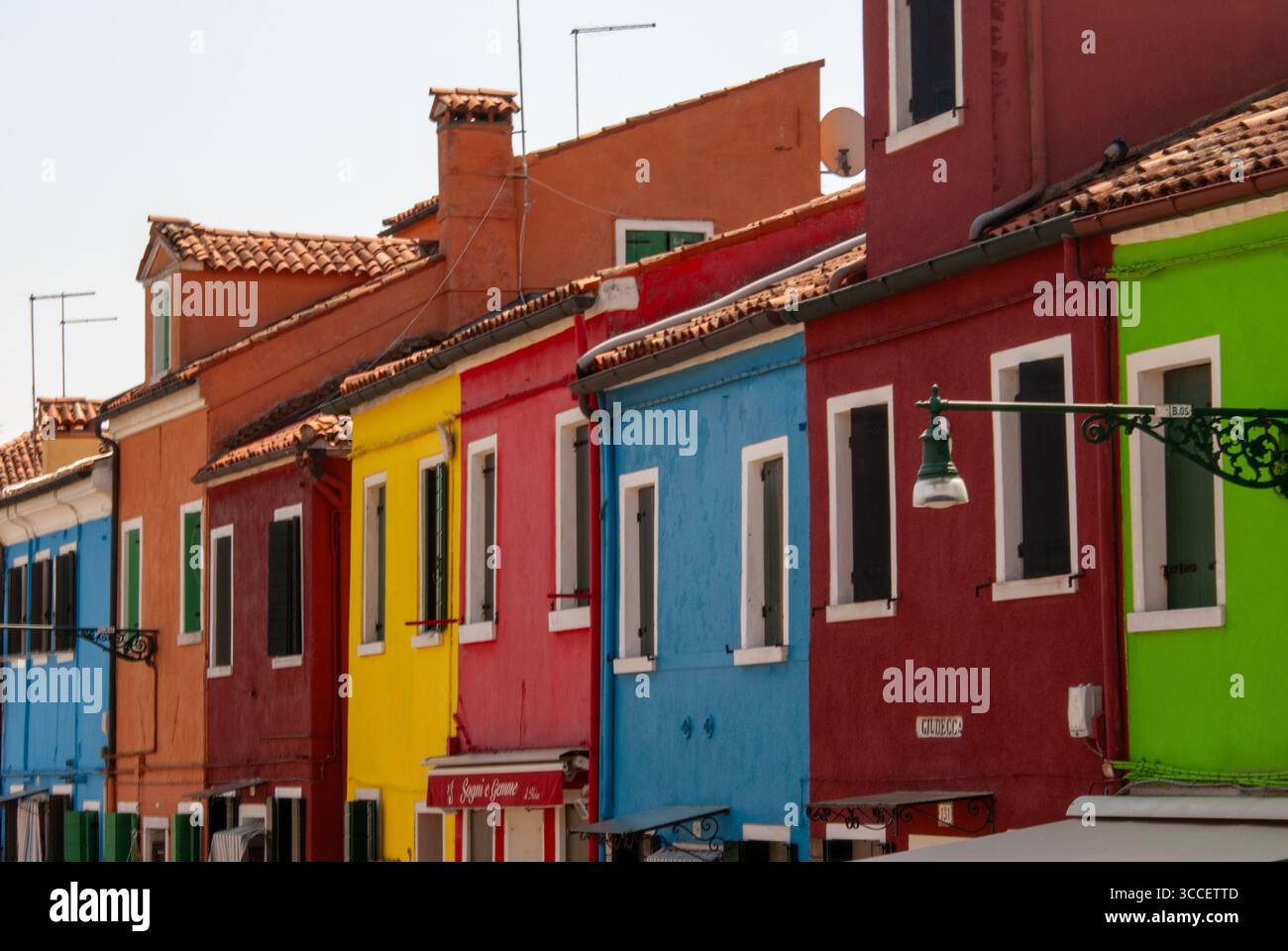 Wunderschöne farbenfrohe Häuser im Herzen von Burano, Venedig, Italien, italienische Architektur Stockfoto