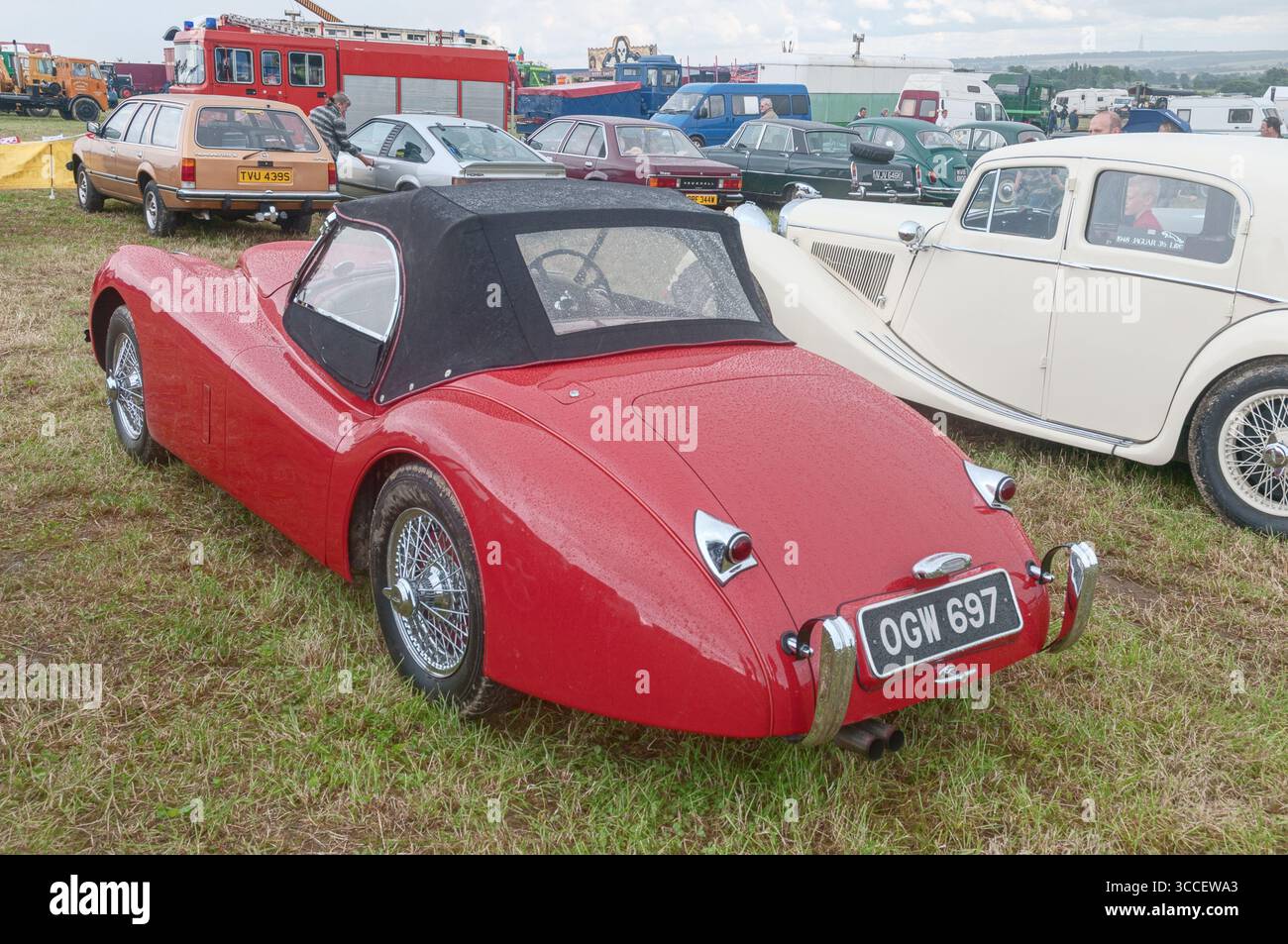 Ein roter Jaguar XK aus dem Jahr 1953 auf der Ackworth Steam and Historical Vehicle Show in Yorkshire England Stockfoto