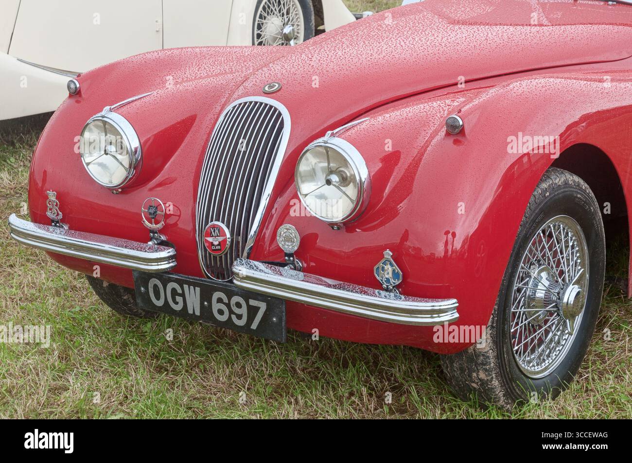 Ein roter Jaguar XK aus dem Jahr 1953 auf der Ackworth Steam and Historical Vehicle Show in Yorkshire England Stockfoto