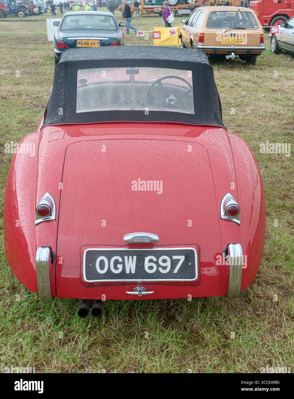 Ein roter Jaguar XK aus dem Jahr 1953 auf der Ackworth Steam and Historical Vehicle Show in Yorkshire England Stockfoto