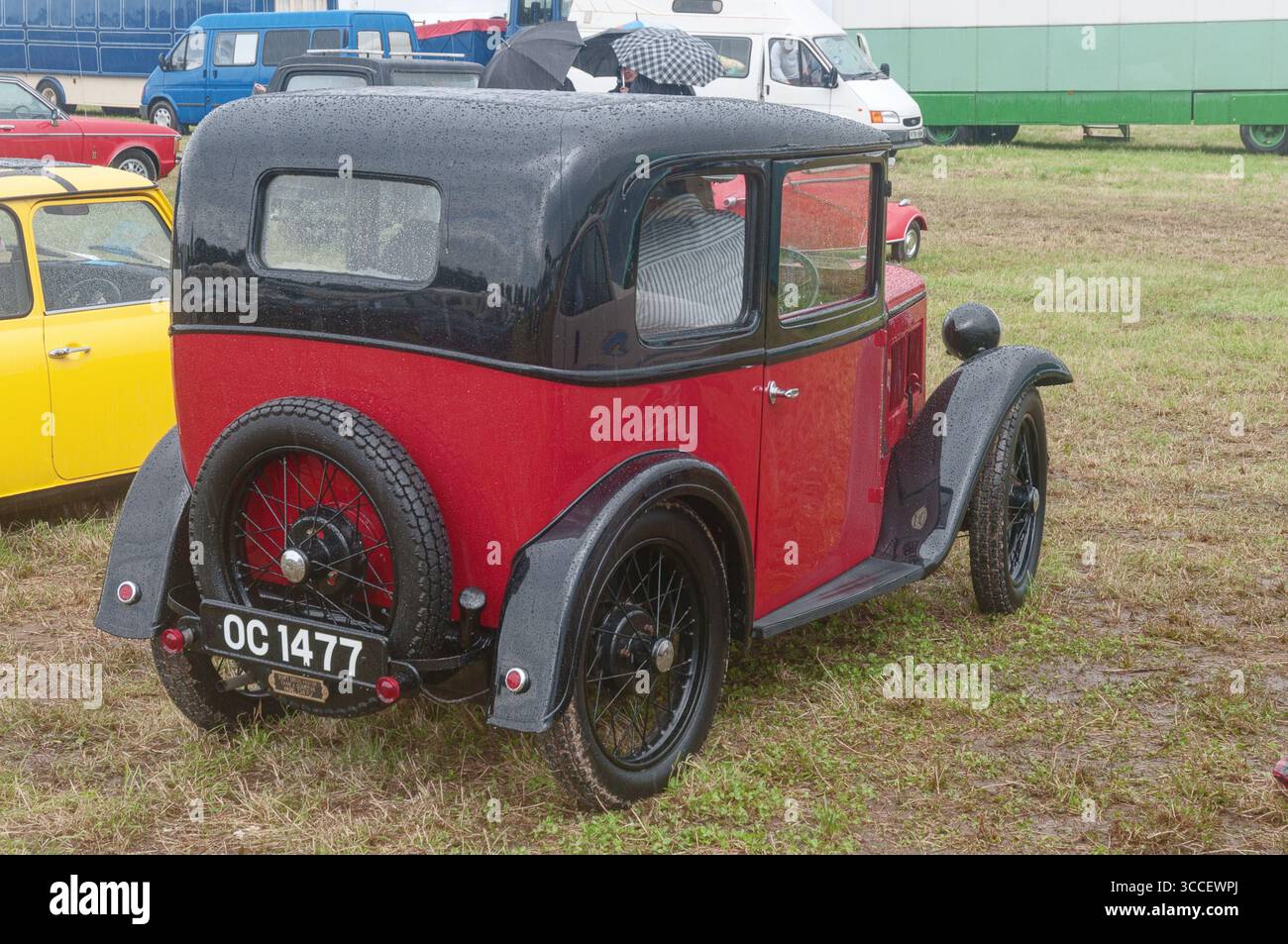 Ein rotes Austin 7-Auto aus dem Jahr 1933 auf der Ackworth Steam and Historical Vehicle Show in Yorkshire England Stockfoto