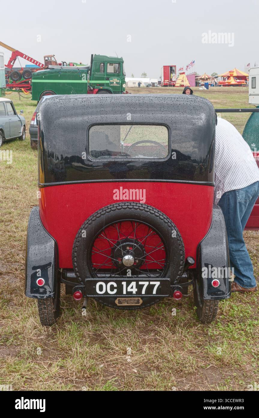 Ein rotes Austin 7-Auto aus dem Jahr 1933 auf der Ackworth Steam and Historical Vehicle Show in Yorkshire England Stockfoto