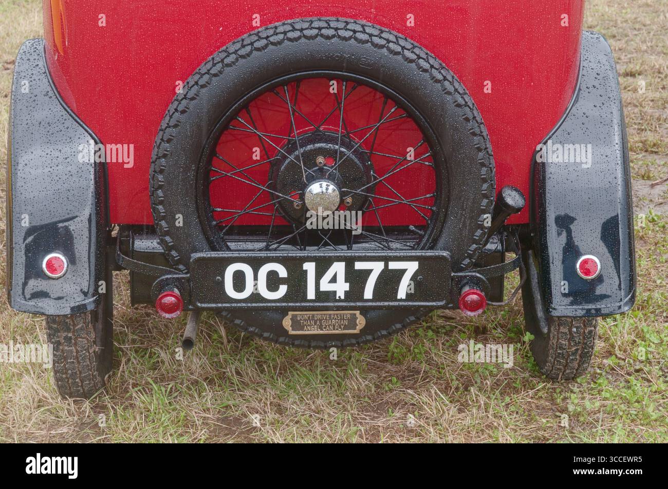 Ein rotes Austin 7-Auto aus dem Jahr 1933 auf der Ackworth Steam and Historical Vehicle Show in Yorkshire England Stockfoto