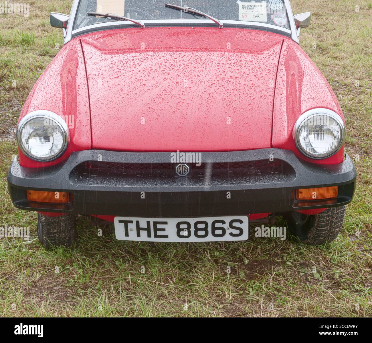 Ein rotes 1978 MG Midget 1500 Auto auf der Ackworth Steam and Historical Vehicle Show in Yorkshire England Stockfoto