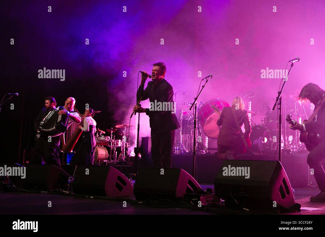 Sängerin Spider Stacy trat mit The Pogues im O2 Apollo in Manchester auf. Stockfoto