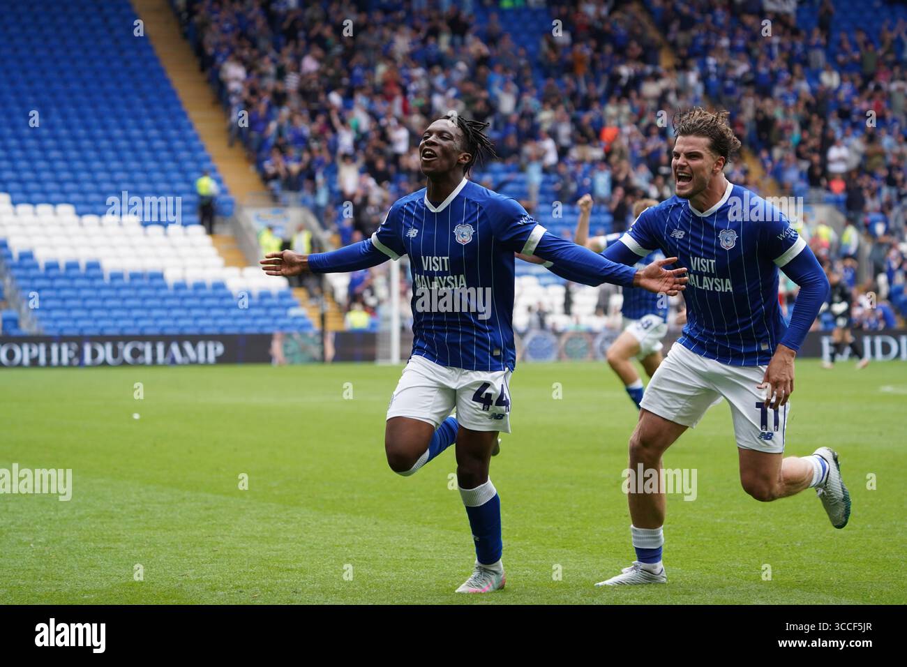 Ronan Kpakio (44 - L) feiert mit Ollie Tanner (11 - R), nachdem er seinen beiden das 2. Tor des Spiels gegen Peterborough United erzielt hat Stockfoto