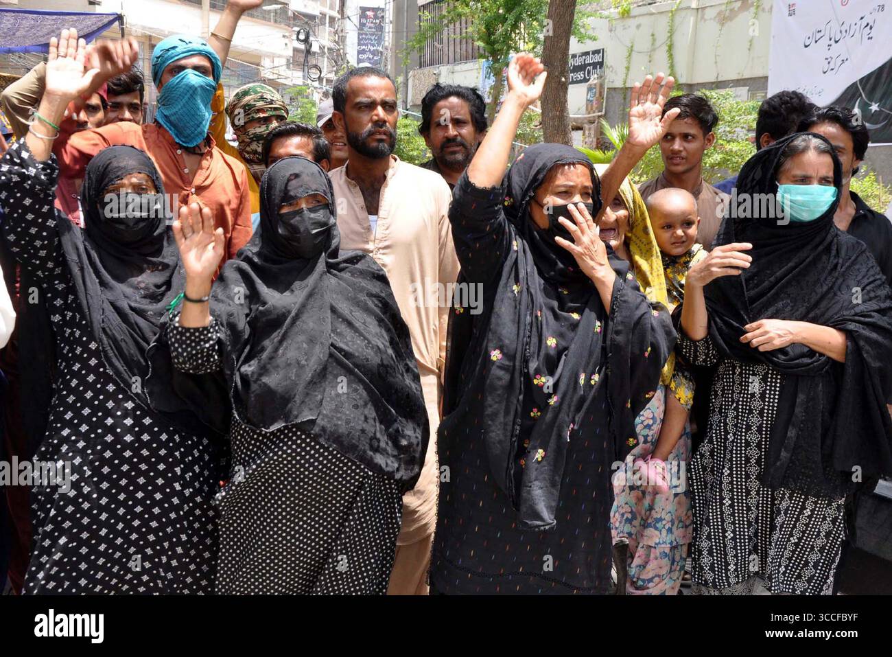 Die Bewohner von Qasimabad Jamali Goth halten am Montag, den 11. August 2025, im Pressesaal von Hyderabad eine Protestdemonstration gegen die hohe Handedness einflussreicher Menschen ab. Stockfoto