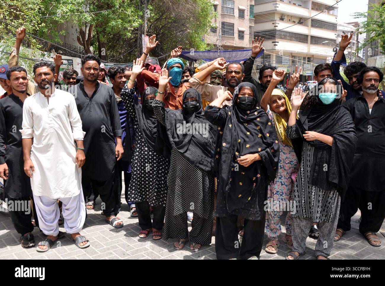 Die Bewohner von Qasimabad Jamali Goth halten am Montag, den 11. August 2025, im Pressesaal von Hyderabad eine Protestdemonstration gegen die hohe Handedness einflussreicher Menschen ab. Stockfoto