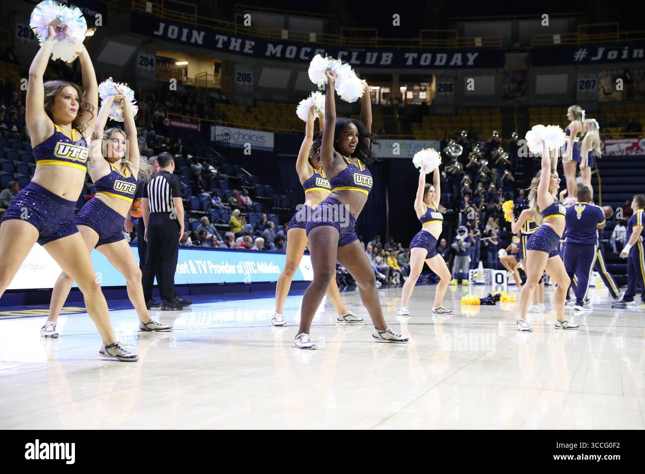 26. November 2022, Chattanooga, Tennessee, USA: Chattanooga MOCs Spirit Squad tritt während des NCAA College Basketballspiels der Männer zwischen den Murray State Racers und den UT-Chattanooga MOCs in der McKenzie Arena auf. (Kreditbild: © Frank Mattia/ZUMA Press Wire) Stockfoto