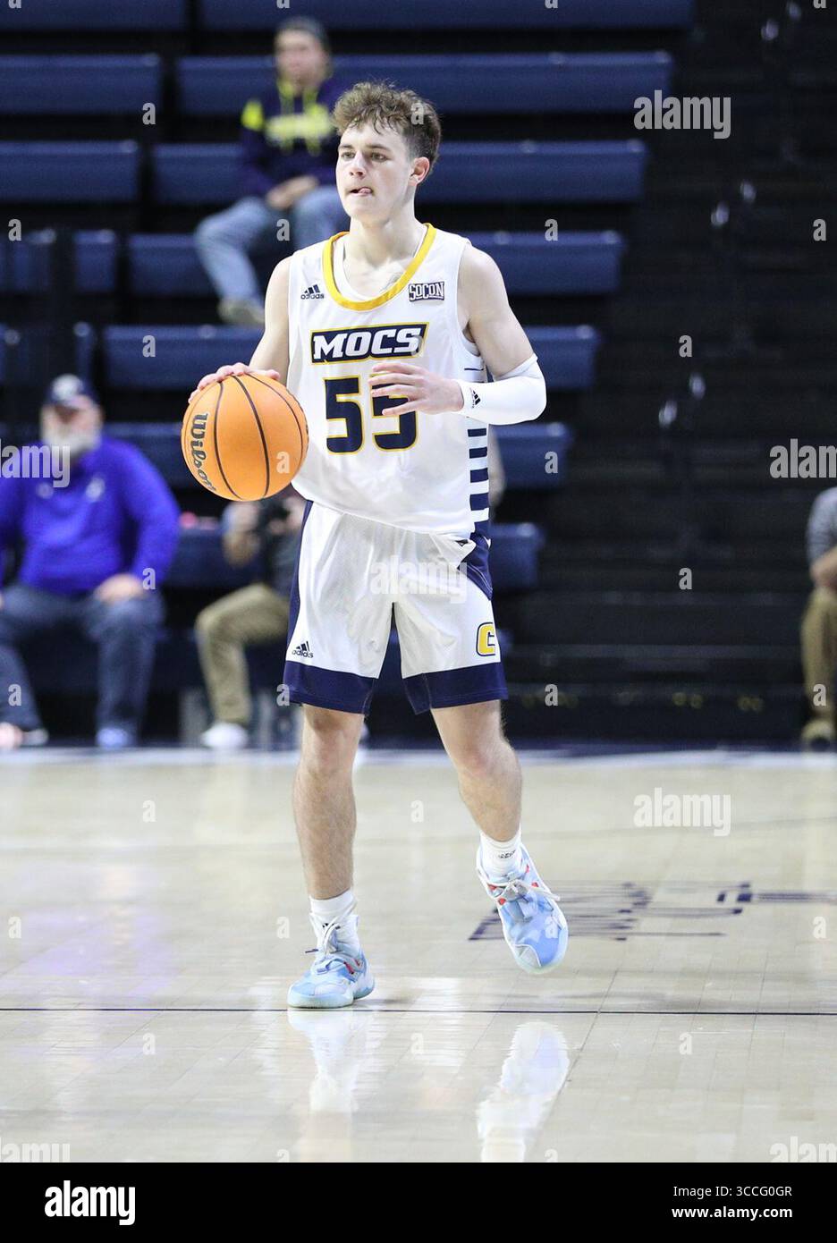 26. November 2022, Chattanooga, Tennessee, USA: Chattanooga MOCs-Guard Brody Robinson (55) bringt den Ball während des Basketballspiels der Männer zwischen den Murray State Racers und den UT-Chattanooga MOCs in der McKenzie Arena auf den Platz. (Kreditbild: © Frank Mattia/ZUMA Press Wire) Stockfoto