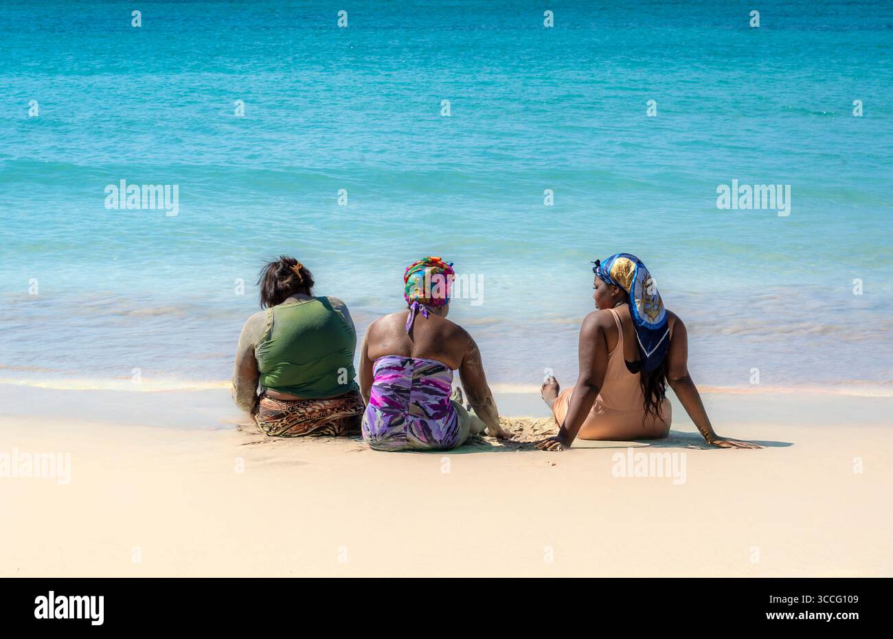 Einheimische jamaikanische Frauen genießen einen Tag am Strand zusammen. Stockfoto