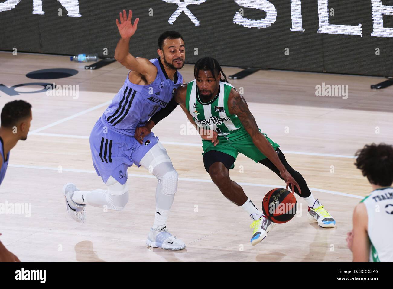 27. November 2022, Sevilla, Spanien: Shannon Evans von Real Betis Baloncesto in Aktion mit Nigel Williams-Goss von Real Madrid Baloncesto in Aktion während des Liga-Endesa-Spiels zwischen Real Betis Baloncesto und Real Madrid Baloncesto im Palacio Deportes San Pablo in Sevilla, Spanien, am 27. November 2022. (Foto: © Jose Luis Contreras/DAX via ZUMA Press Wire) Stockfoto